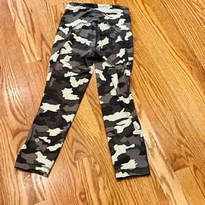 Lululemon size 2 cropped leggings.